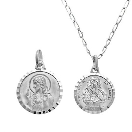 Medalla en Plata de Ley 925 tallada a mano de la Virgen de la Cabeza y en su reverso el Sagrado Corazón. Viene con cadena modelo cheval.