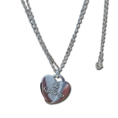 Collar en Plata de Ley 925  con una corazón grabado con la frase "te quiero" y cadena includa. Tamaño cadena 50cm.